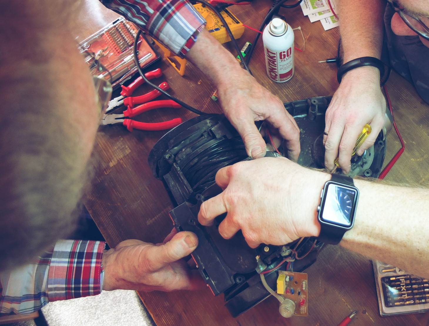 Loge des Repair Café Halle mit einer Kaffeetasse und einem Maulschlüssel