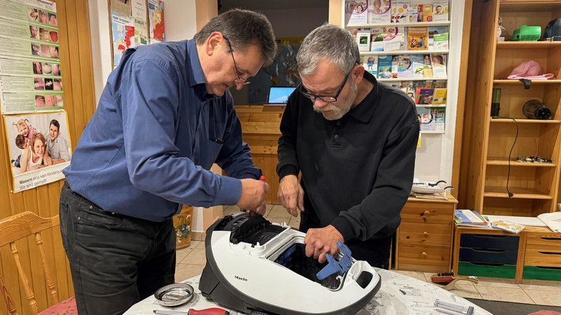 Die AWO im Jerichower Land e.V. ist ein gemeinnütziger Verein. Wir sind ausschließlich ehrenamtlich organisiert und arbeiten mit den Hauptamtlichen der AWO im Jerichower Land gerne zusammen. Die AWO ist ein Wohlfahrtsverband mit eigener Geschichte.
Das Repair-Café ist eine Reparatur-Initiative. Die Reparatur-Initiative verstehen sich als Beitrag, ein Zeichen gegen die Wegwerfgesellschaft zu setzen und Müll zu vermeiden. 
Das Repair-Café wird von Ehrenamtlichen gestaltet.