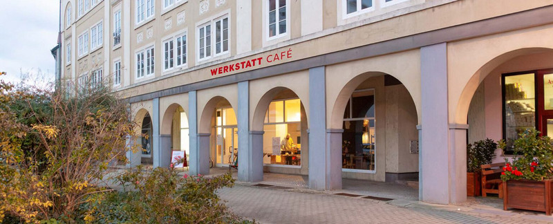 Das Werkstattcafé Dessau bietet ehrenamtlich allen Hilfe zur Selbsthilfe bei der Reparatur von elektrischen Geräten, Fahrrädern, Kleidung und anderen Gegenständen. Die Werkstatt und das vorhandene Werkzeug können auch für eigene Ideen und Bauprojekte genutzt werden. Wechselnde Workshops ergänzen das Angebot.
Geöffnet ist immer Montag bis Freitag von 16-19 Uhr: Montag - Textil, Dienstag - Elektro, Mittwoch - Energieberatung, Donnerstag - Fahrrad, Freitag - offene Werkstatt/Workshops.