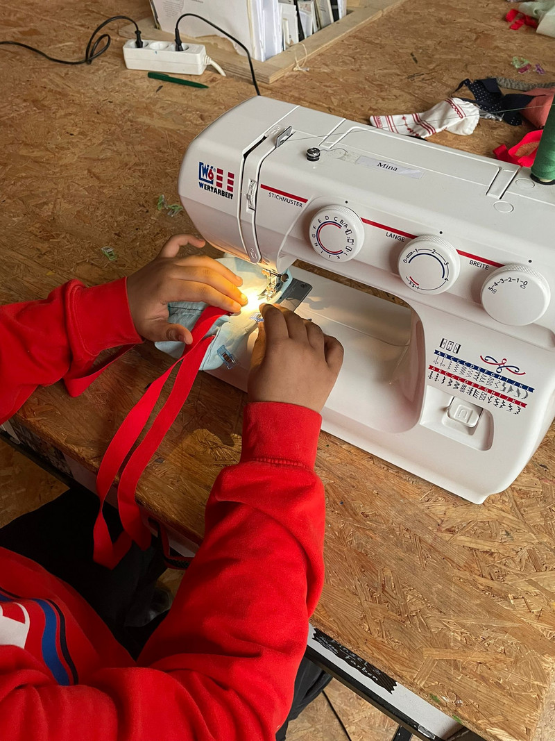 krimZkrams ist die Materialsammlung in der südlichen Innenstadt von Halle. Wir sind Materialinitiative, MakerSpace, Workshop- und Veranstaltungsfläche. 
Unser Trägerverein kunZstoffe - urbane Ideenwerkstatt e.V. widmet sich seit 2009 als gemeinnütziger Verein der Förderung ökologisch sozial nachhaltigen Wirtschaftens sowie der Soziokultur, Bildung und der Jugendhilfe.